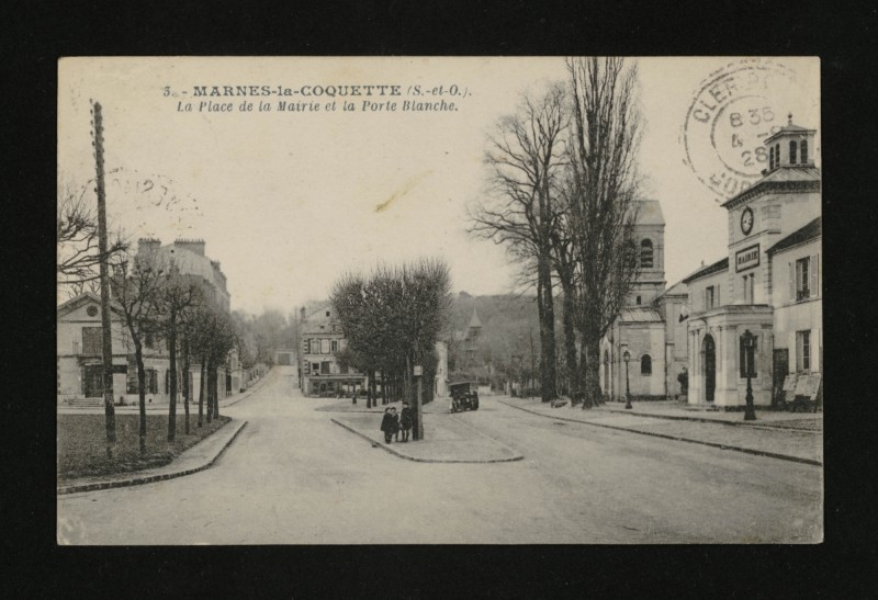Carte postale ancienne La Place de la Mairie et la porte blanche à Marnes-la-Coquette