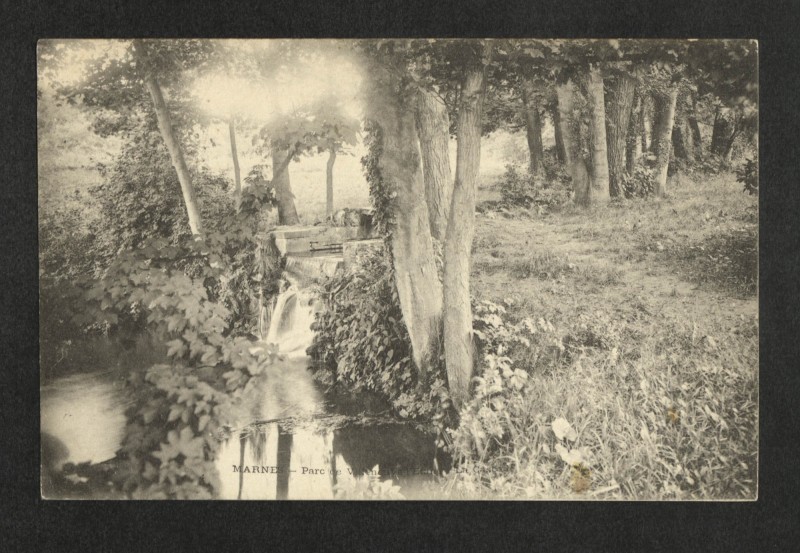 Carte postale ancienne Parc de Villeneuve- l'Etang - La Cascade à Garches