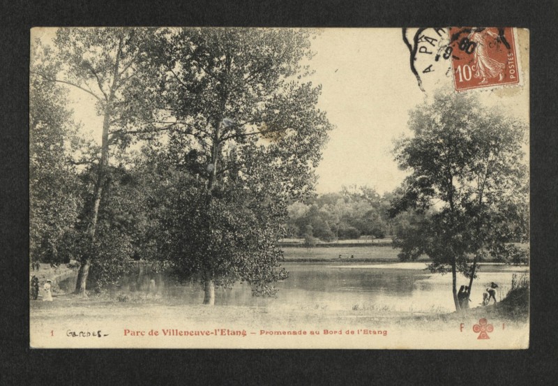 Carte postale ancienne Parc de Villeneuve-l'Etang - Promenade au Bord de l'Etang à Garches