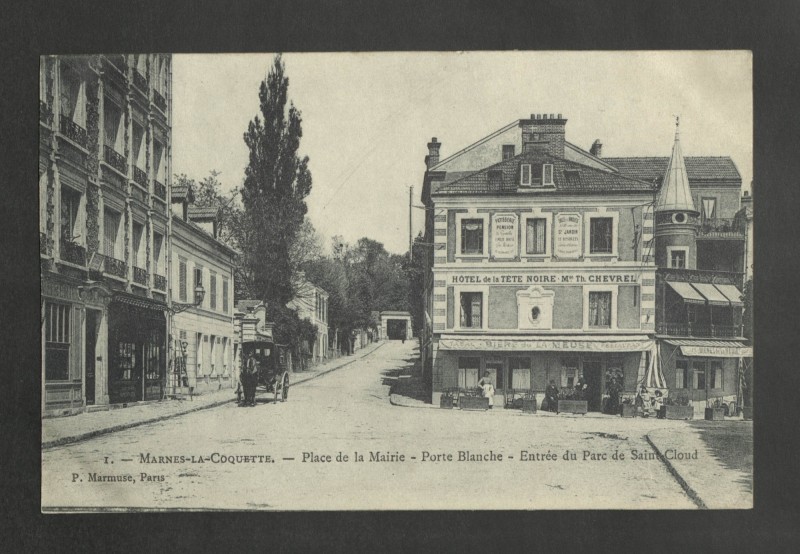 Carte postale ancienne Place de la Mairie - Porte Blanche - Entrée du Parc de Saint-Cloud à Marnes-la-Coquette