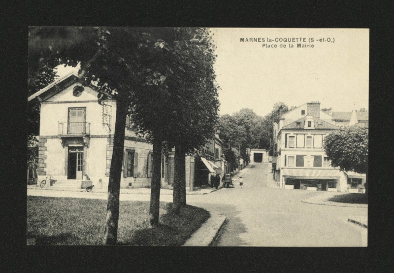 Carte postale ancienne Place de la Mairie à Marnes-la-Coquette