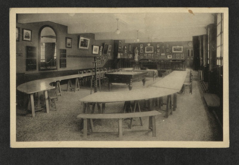 Carte postale ancienne [intérieur de restaurant] à Marnes-la-Coquette