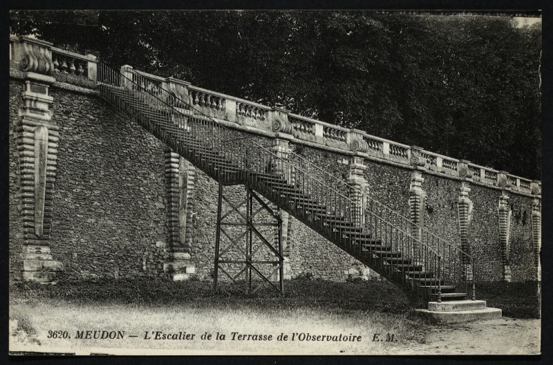 Carte postale ancienne L'Escalier de la Terrasse de l'Observatoire à Meudon
