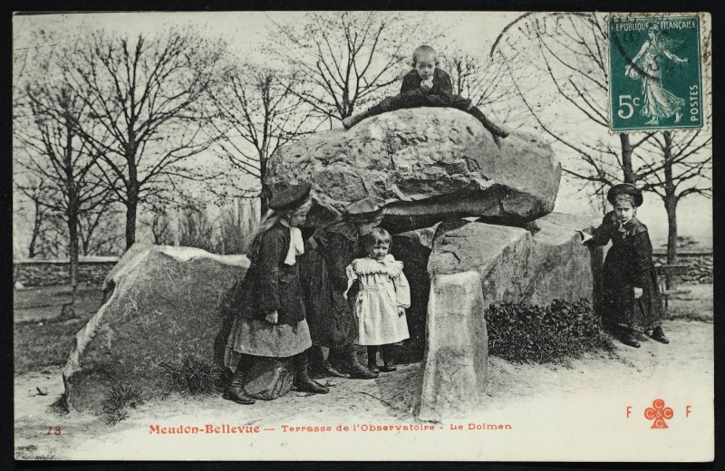 Carte postale ancienne Terrasse de l'Observatoire - Le Dolmen à Meudon