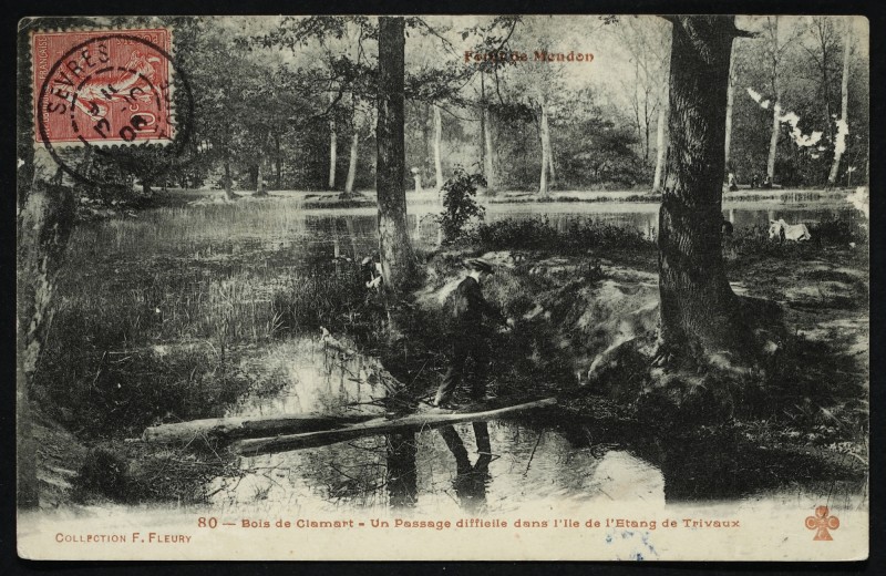 Carte postale ancienne Bois de Clamart - Un passage difficile dans l'Ile de l'Etang de Trivaux à Meudon
