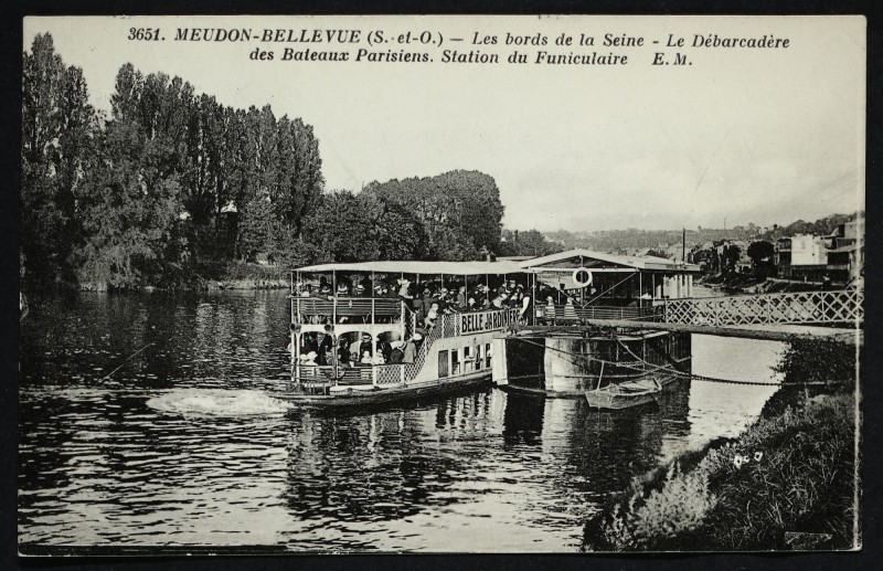 Carte postale ancienne Meudon - Bellevue - Les Bords de la Seine - Le Débarcadère des Bateaux Parisiens. Station du Funiculaire à Sèvres