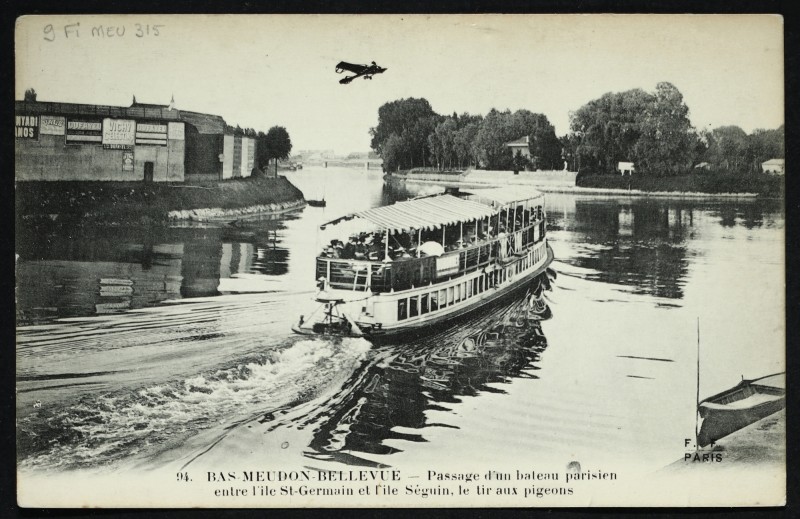 Carte postale ancienne Bas-Meudon-Bellevue - Passage d'un bateau parisien entre l'Ile St-Germain et l'Ile Seguin, le tir aux pigeons à Meudon
