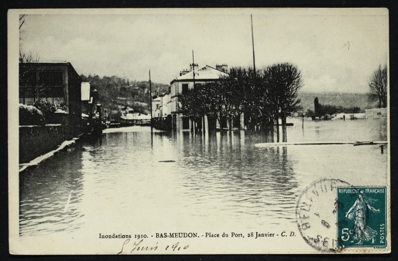 Carte postale ancienne Inondations 1910 - Bas-Meudon - Place du Port, 28 Janvier à Meudon