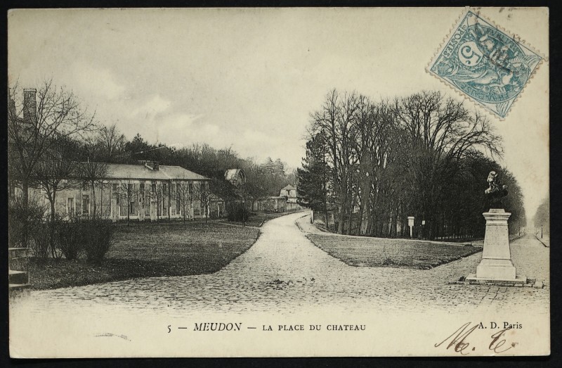 Carte postale ancienne La Place du Château à Meudon