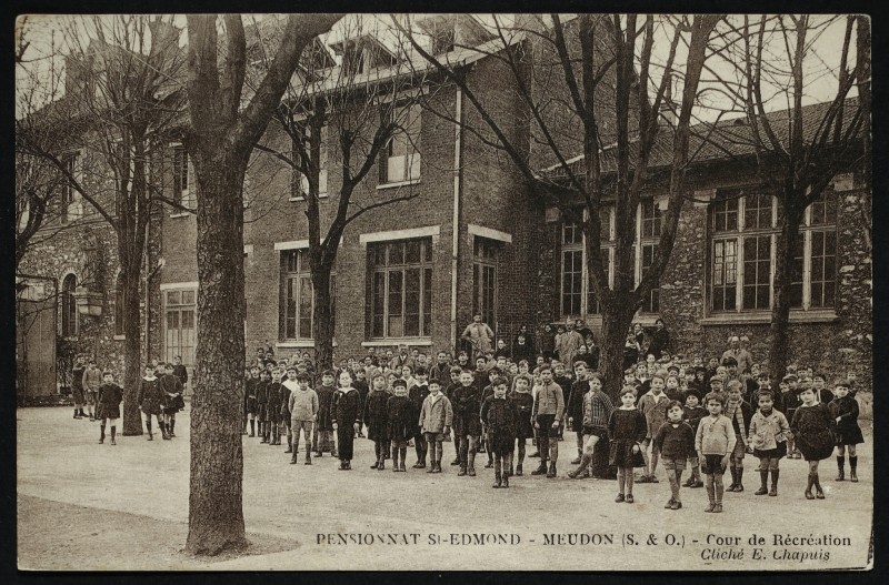 Carte postale ancienne Pensionnat St-Edmond - Cour de Récréation à Meudon