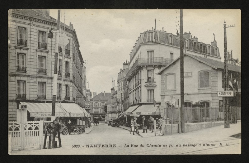 Carte postale ancienne La Rue du Chemin de fer au passage à niveau à Nanterre