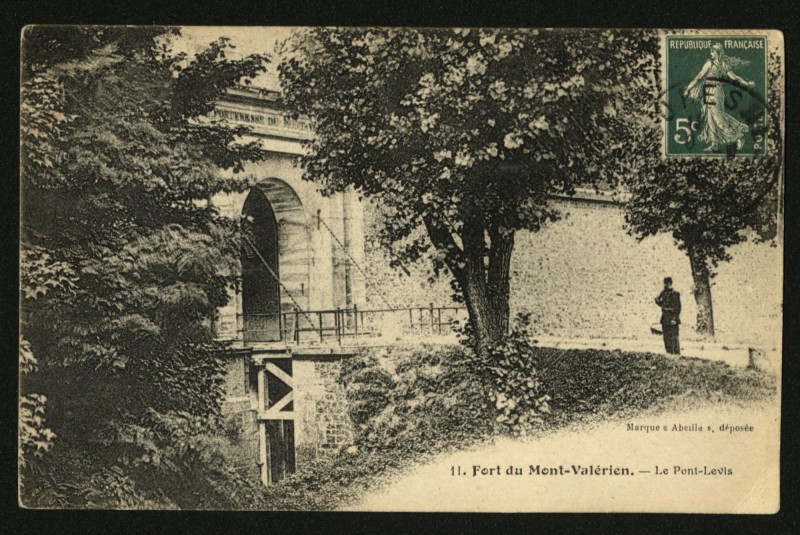 Carte postale ancienne Fort du  Mont-Valérien. - Le Pont-Levis à Suresnes
