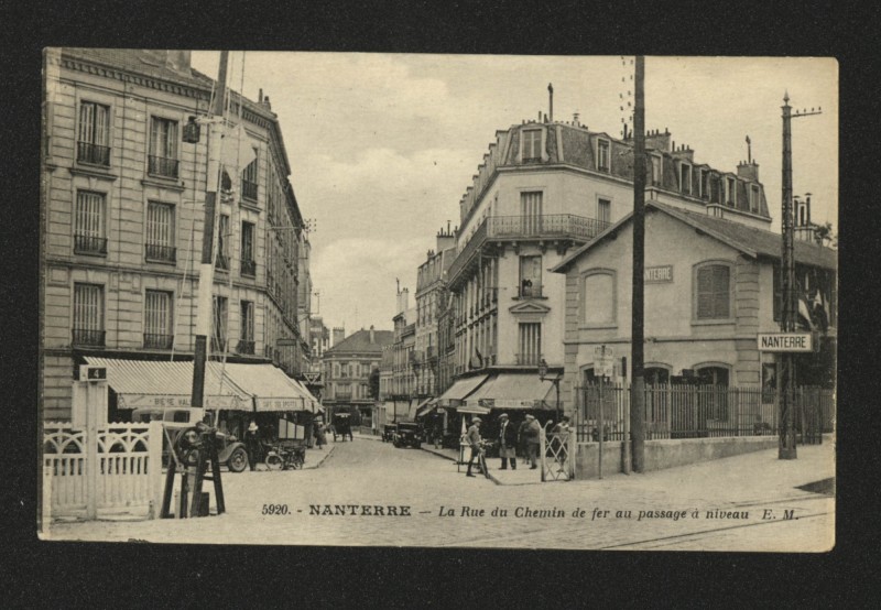 Carte postale ancienne La Rue du Chemin de fer au passage à niveau à Nanterre