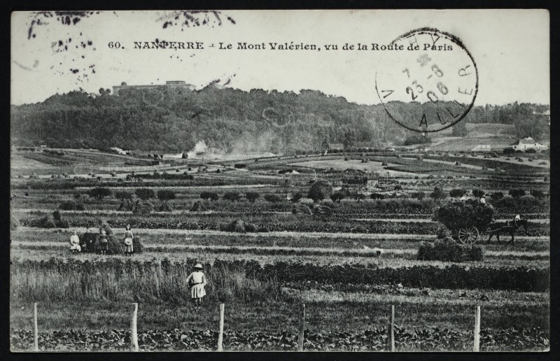 Carte postale ancienne le Mont-Valérien depuis la route vers Paris à Nanterre