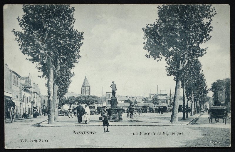 Carte postale ancienne La place de la République à Nanterre