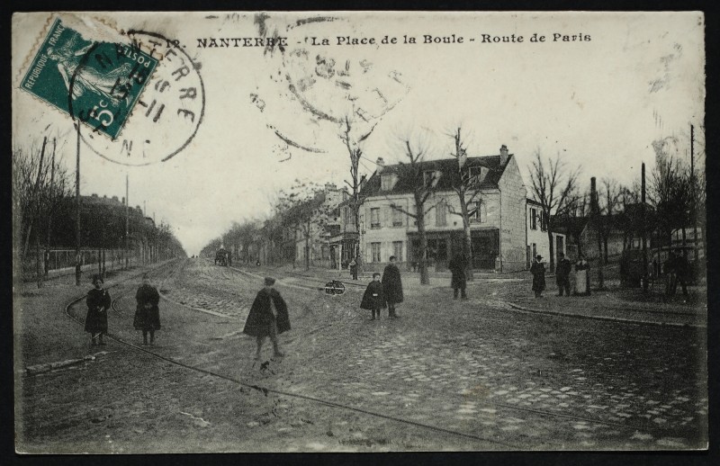 Carte postale ancienne La place de la Boule et la route de Paris. à Nanterre