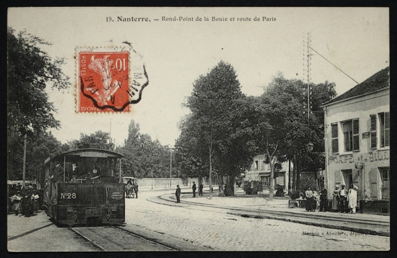 Carte postale ancienne La Place de la Boule et la route de Paris à Nanterre