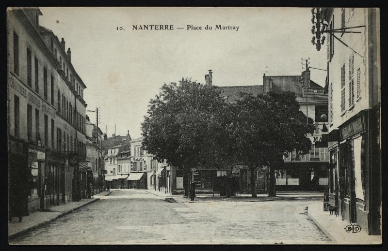Carte postale ancienne La place du Martray à Nanterre