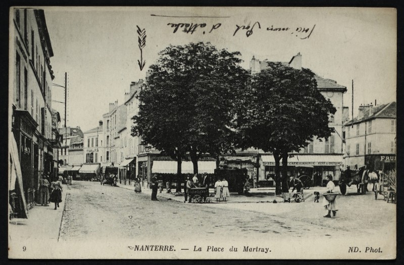 Carte postale ancienne La place du Martray à Nanterre
