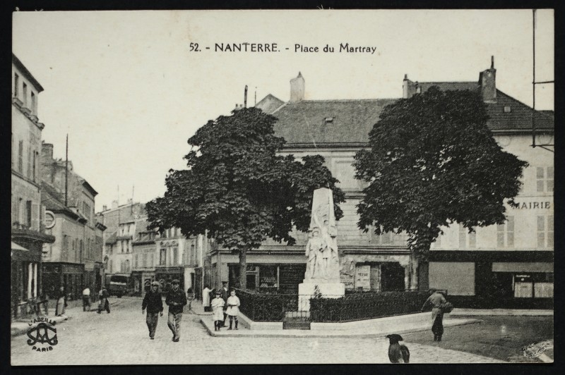 Carte postale ancienne La place du Martray à Nanterre