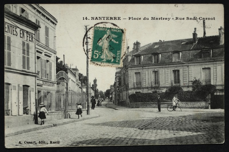 Carte postale ancienne La place du Martray à Nanterre
