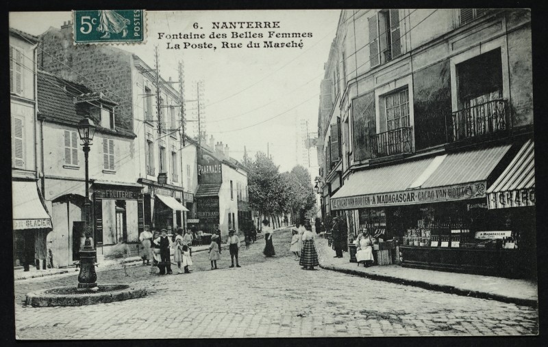 Carte postale ancienne La fontaine des Belles-Femmes et la rue du Marché à Nanterre