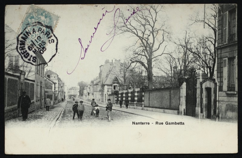 Carte postale ancienne La rue Gambetta à Nanterre