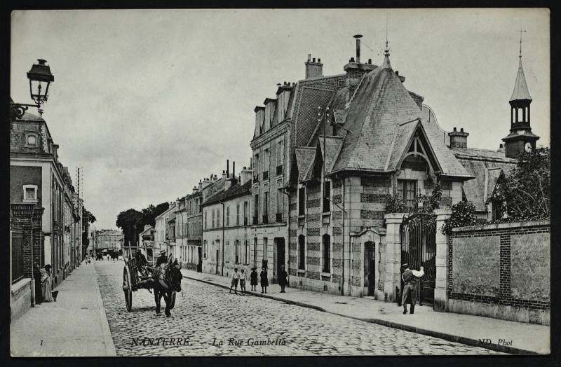 Carte postale ancienne La rue Gambetta à Nanterre