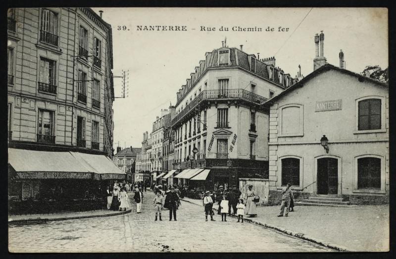 Carte postale ancienne La rue du Chemin-de-Fer à Nanterre