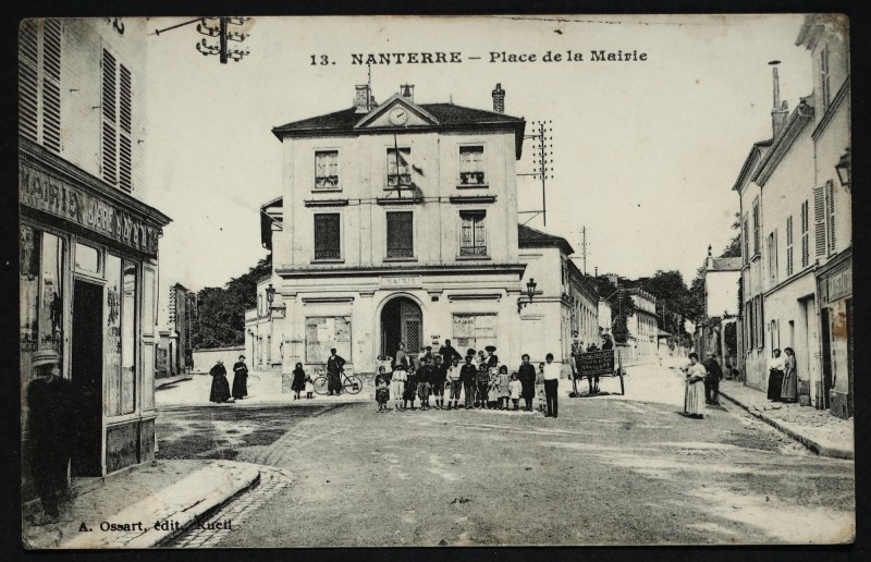 Carte postale ancienne La place de la Mairie à Nanterre