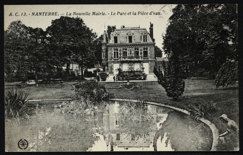 Carte postale ancienne La Nouvelle Mairie et son parc à Nanterre