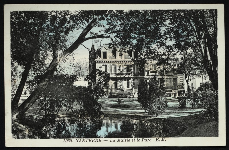 Carte postale ancienne La Nouvelle Mairie et son parc à Nanterre
