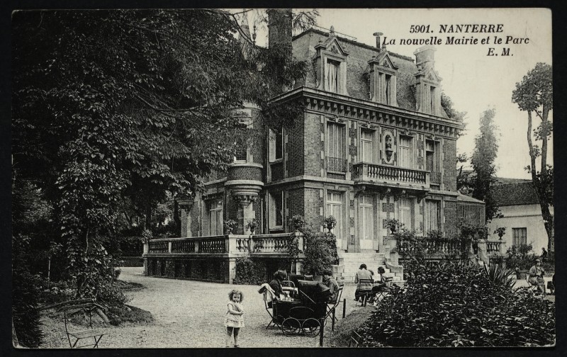 Carte postale ancienne La Nouvelle Mairie et son parc à Nanterre