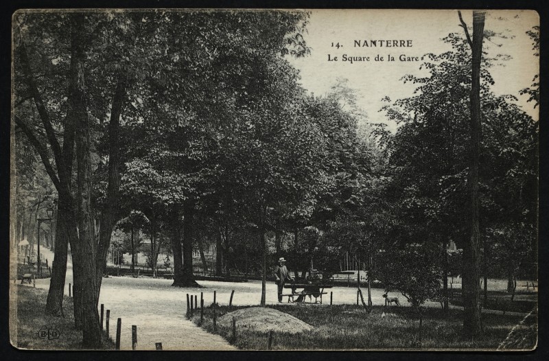 Carte postale ancienne Le square de la gare à Nanterre