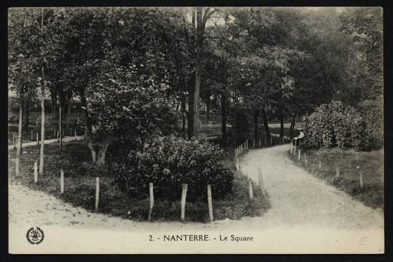 Carte postale ancienne Le square de la gare à Nanterre