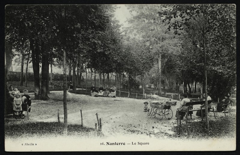 Carte postale ancienne Le square de la gare à Nanterre