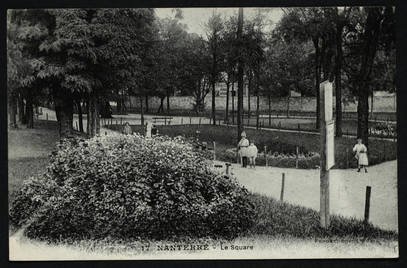 Carte postale ancienne Le square de la gare à Nanterre