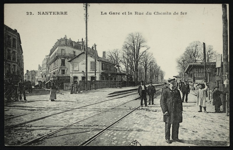 Carte postale ancienne La Gare et la rue du Chemin-de-Fer à Nanterre
