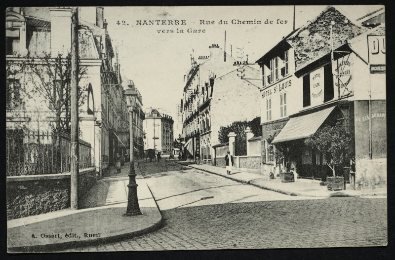 Carte postale ancienne La rue du Chemin-de-Fer vers la gare à Nanterre