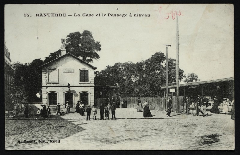 Carte postale ancienne La Gare et le passage à niveau à Nanterre