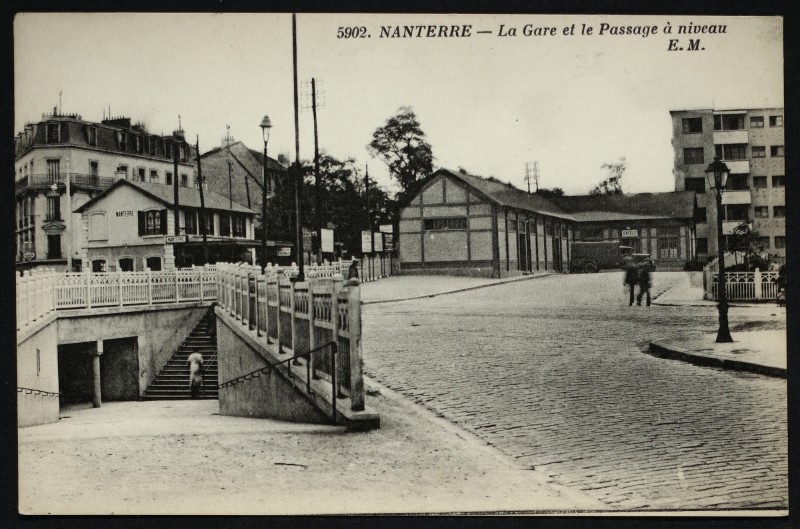 Carte postale ancienne La Gare et le passage à niveau à Nanterre