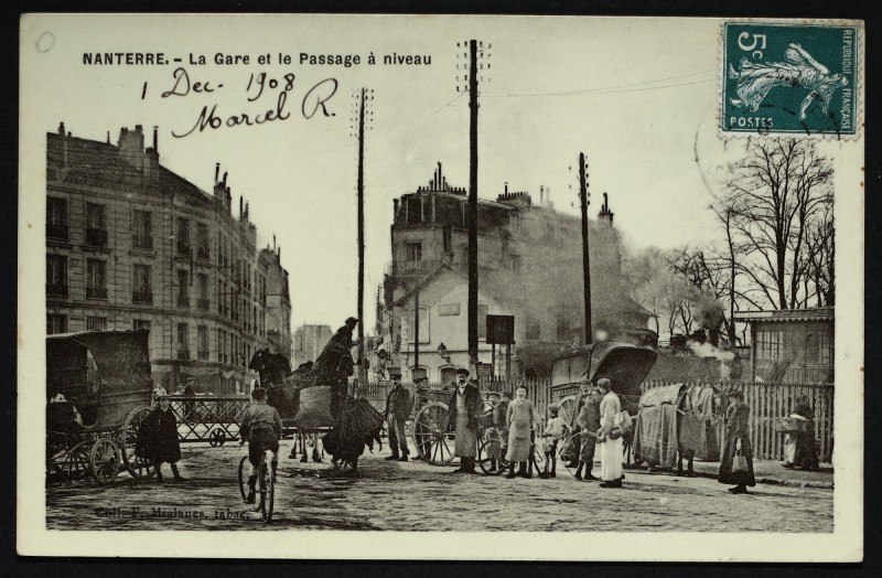 Carte postale ancienne La Gare et le passage à niveau à Nanterre