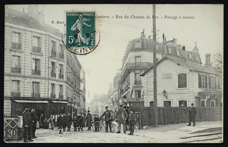 Carte postale ancienne La Gare et le passage à niveau à Nanterre