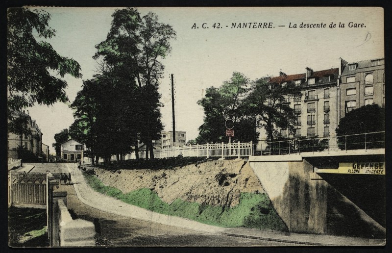 Carte postale ancienne La descente de la gare à Nanterre