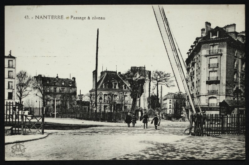 Carte postale ancienne Voie ferrée et passage à niveau à Nanterre