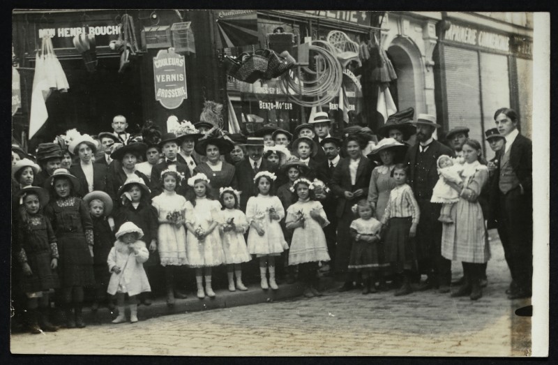 Carte postale ancienne Groupe en tenue devant la Maison Henri-Bouchon à Nanterre