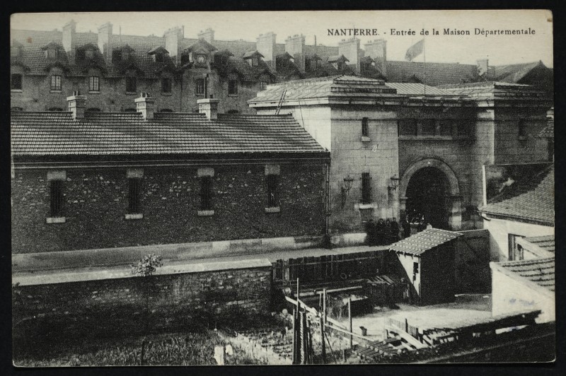 Carte postale ancienne Entrée de la Maison départementale à Nanterre