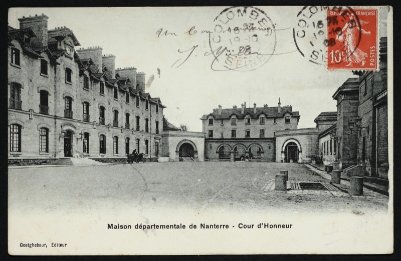 Carte postale ancienne La cour d'honneur de la Maison départementale à Nanterre