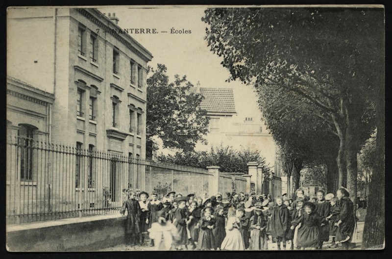 Carte postale ancienne Ecole de filles à Nanterre