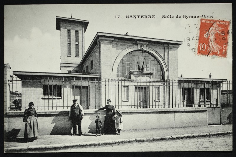 Carte postale ancienne Le gymnase municipal à Nanterre